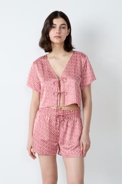 Top satinado estampado con lazos;${refinementColor}