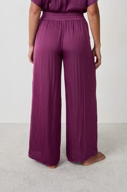 Weite Hose aus Satin;${refinementColor}