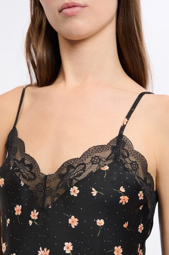 Caraco satiné détails dentelle;${refinementColor}