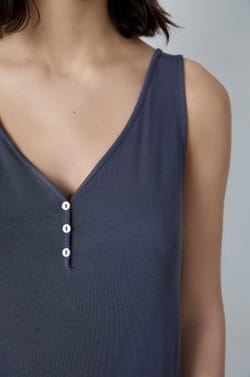   Camiseta de tirantes lisa;${refinementColor}