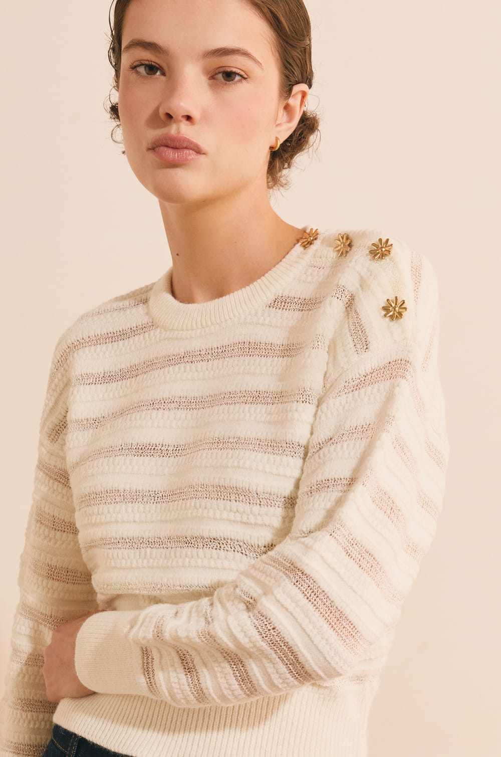 Pull manches longues avec boutons dor&eacute;s;${refinementColor}