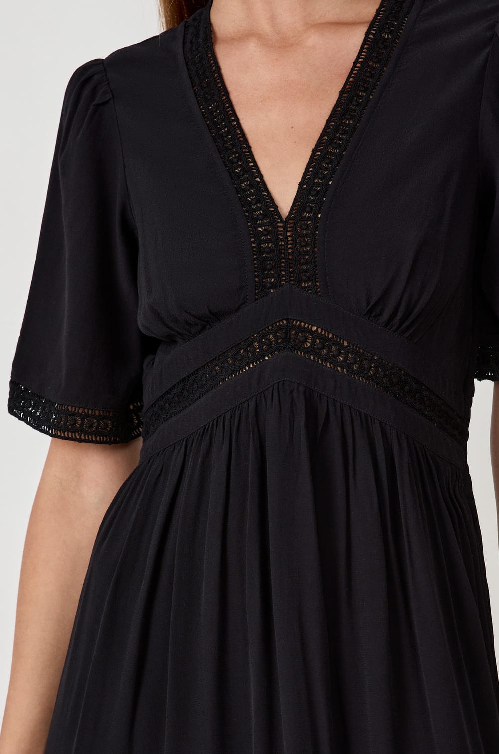 Long dress with embroidery;${refinementColor}