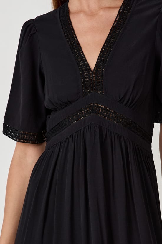 Vestido largo con bordados;${refinementColor}