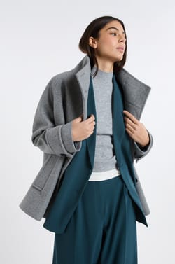 Jas met schoorsteenkraag met wol;${refinementColor}