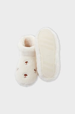 Chaussons bottines en fausse fourrure;${refinementColor}