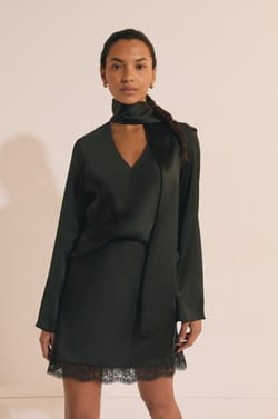 Top satin&eacute; &agrave; manches longues avec foulard;${refinementColor}