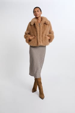 Manteau court en fausse fourrure;${refinementColor}