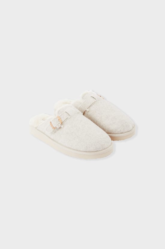 Chaussons mules avec fausse fourrure;${refinementColor}