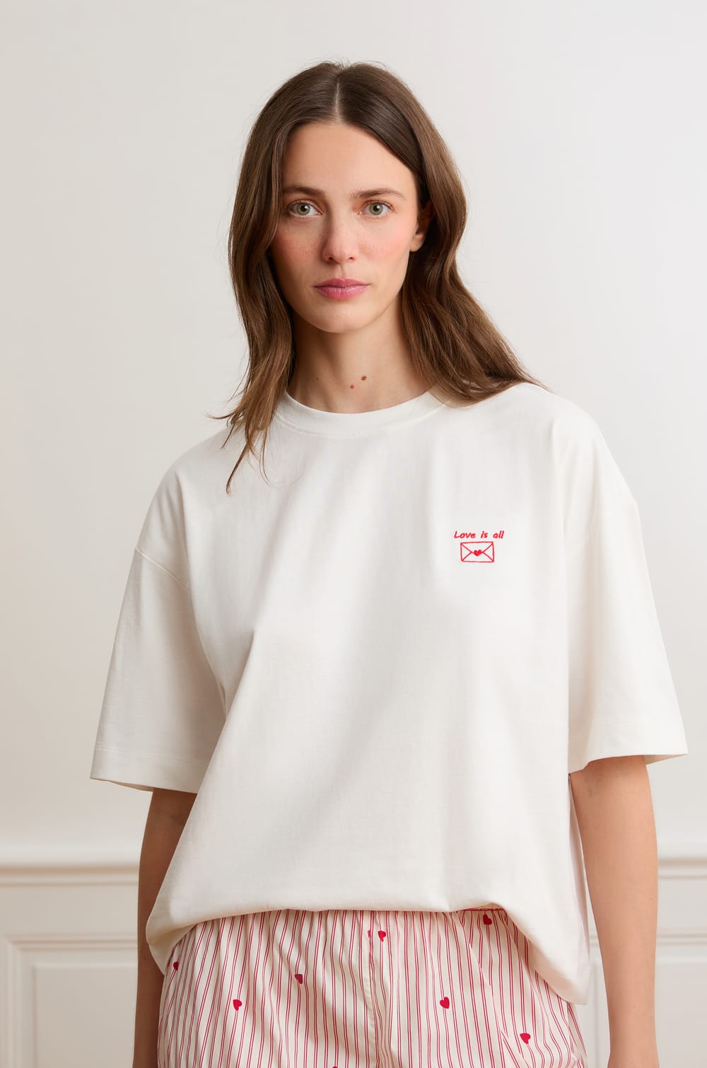 T-shirt met korte mouwen met opschrift "love is all" van katoen;${refinementColor}