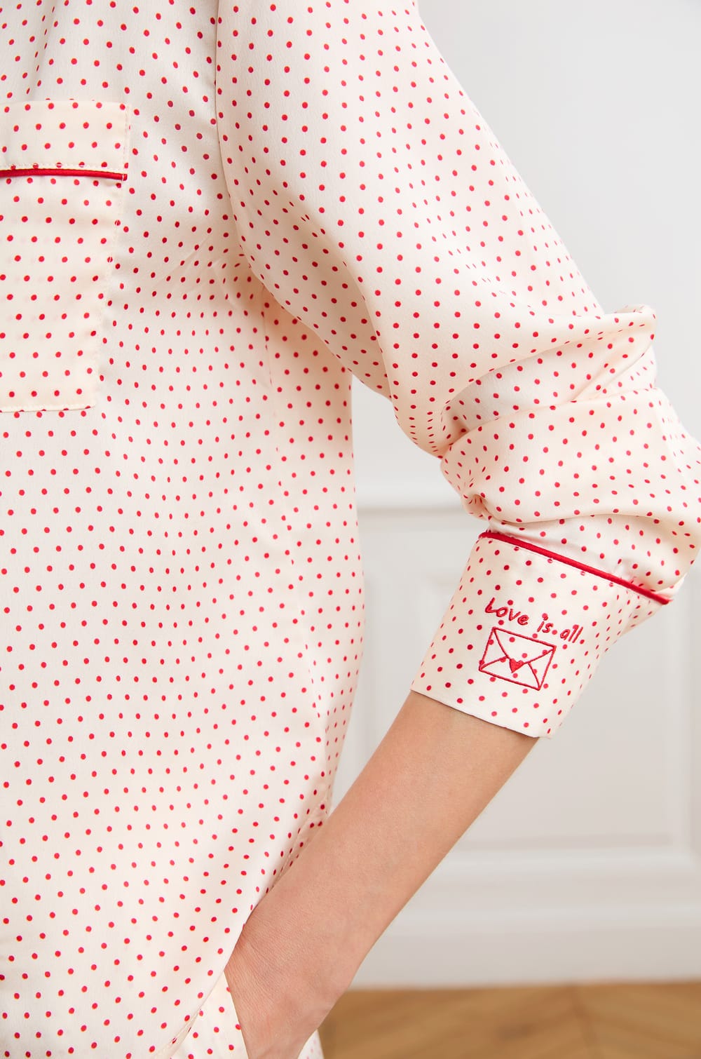 Satijnen blouse met stippen;${refinementColor}