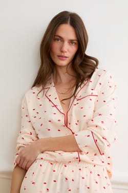 Satijnen pyjamashirt met kusjesprint;${refinementColor}