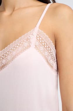 Camisón escotado de encaje;${refinementColor}