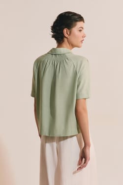 Blouse &agrave; manches courtes avec lin;${refinementColor}
