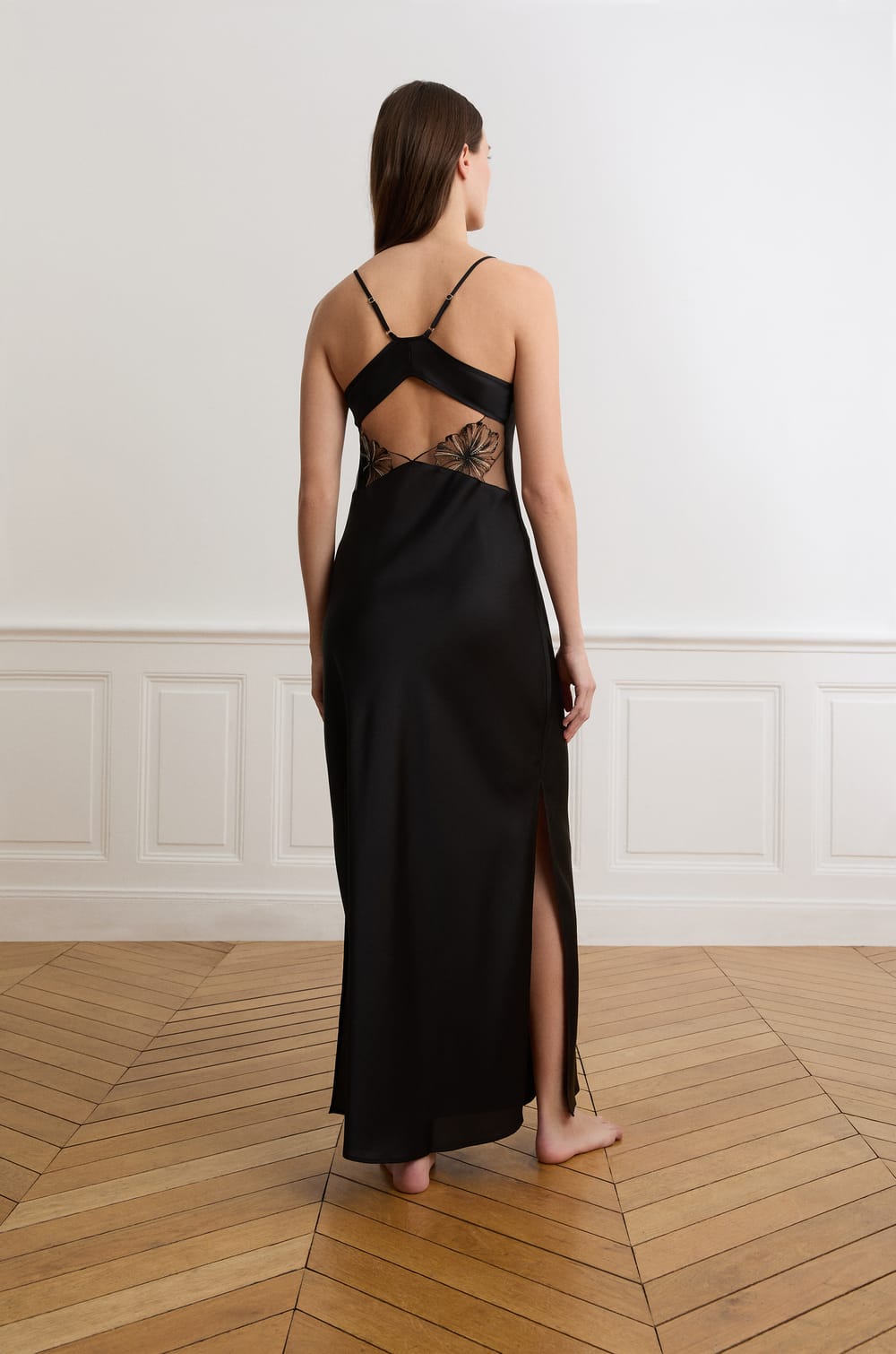 Nuisette longue &agrave; d&eacute;tails brod&eacute;s;${refinementColor}