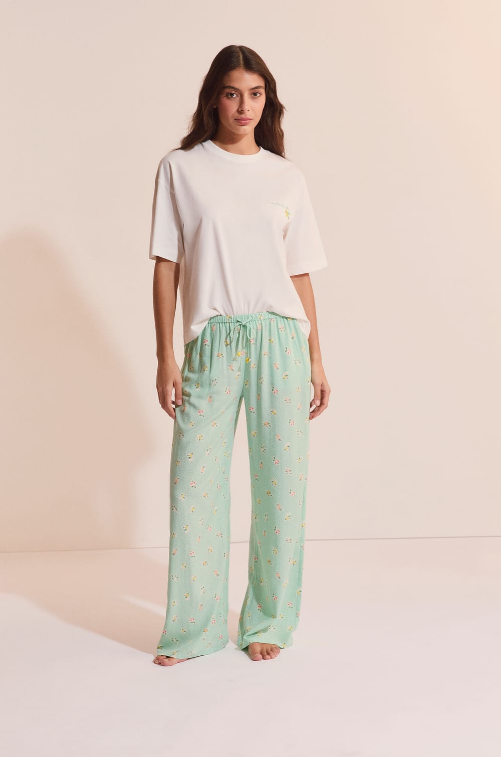 Pantalon de pyjama &agrave; motifs fleurs;${refinementColor}