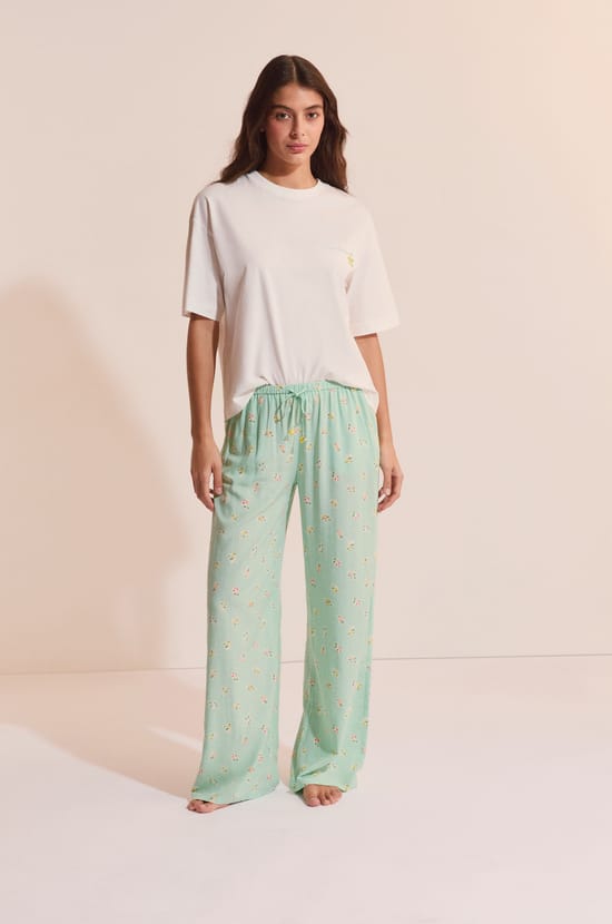 Pantalon de pyjama &agrave; motifs fleurs;${refinementColor}