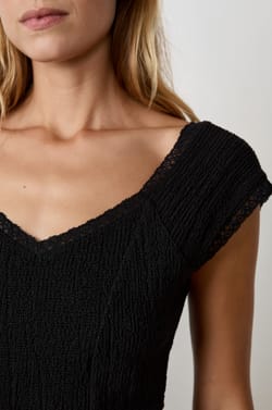 Short-Sleeved T-Shirt;${refinementColor}