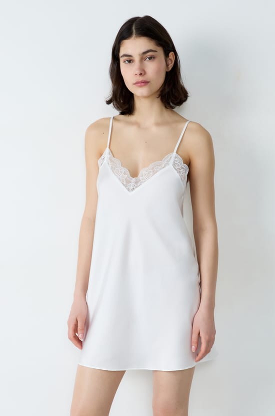 Nuisette courte satinée détails dentelle;${refinementColor}