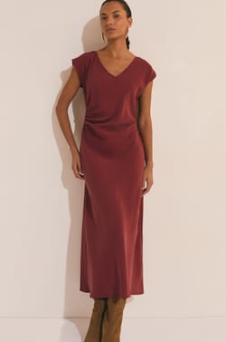 Robe longue &agrave; col benitier;${refinementColor}