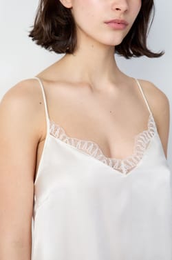 Top de seda con detalles de encaje;${refinementColor}