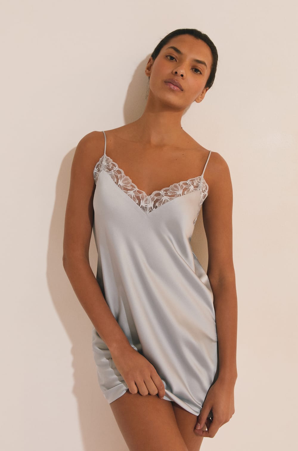 Nuisette de pyjama satin&eacute;e avec d&eacute;tail en dentelle;${refinementColor}