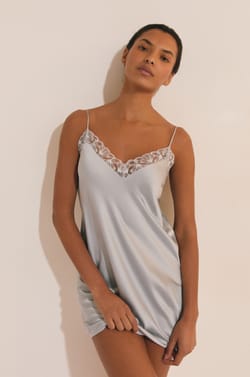 Nuisette de pyjama satin&eacute;e avec d&eacute;tail en dentelle;${refinementColor}