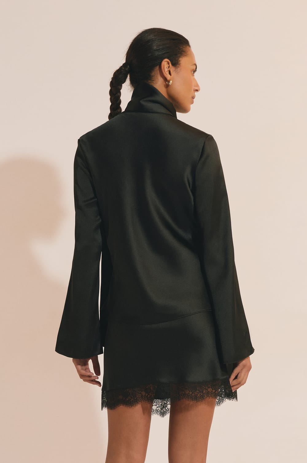 Top satin&eacute; &agrave; manches longues avec foulard;${refinementColor}