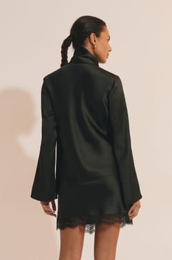 Top satin&eacute; &agrave; manches longues avec foulard;${refinementColor}