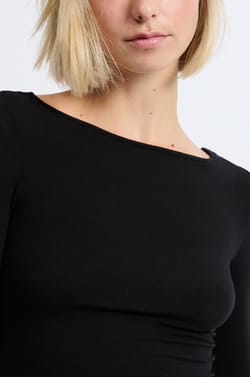 Camiseta con cuello barco de lana;${refinementColor}