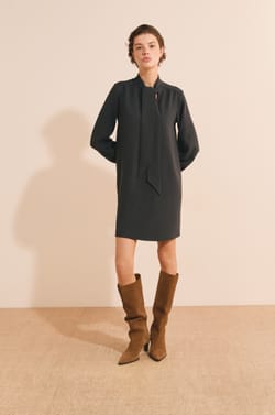 Robe courte avec d&eacute;tail &agrave; nouer;${refinementColor}