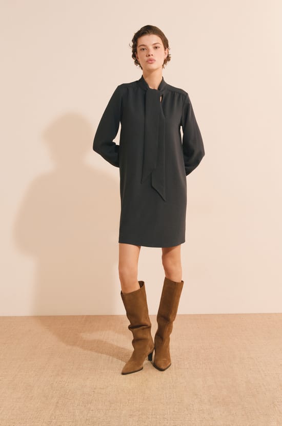 Robe courte avec d&eacute;tail &agrave; nouer;${refinementColor}
