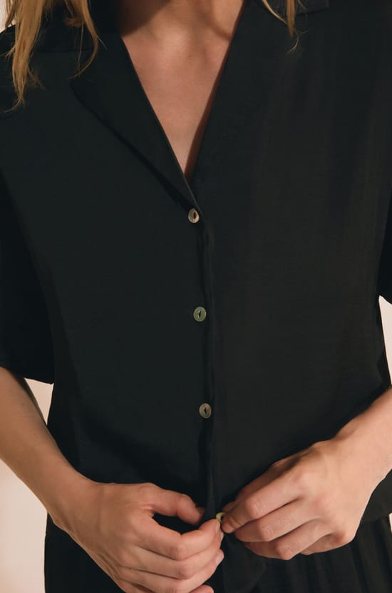 Chemise de pyjama manches courtes satin&eacute;e;${refinementColor}