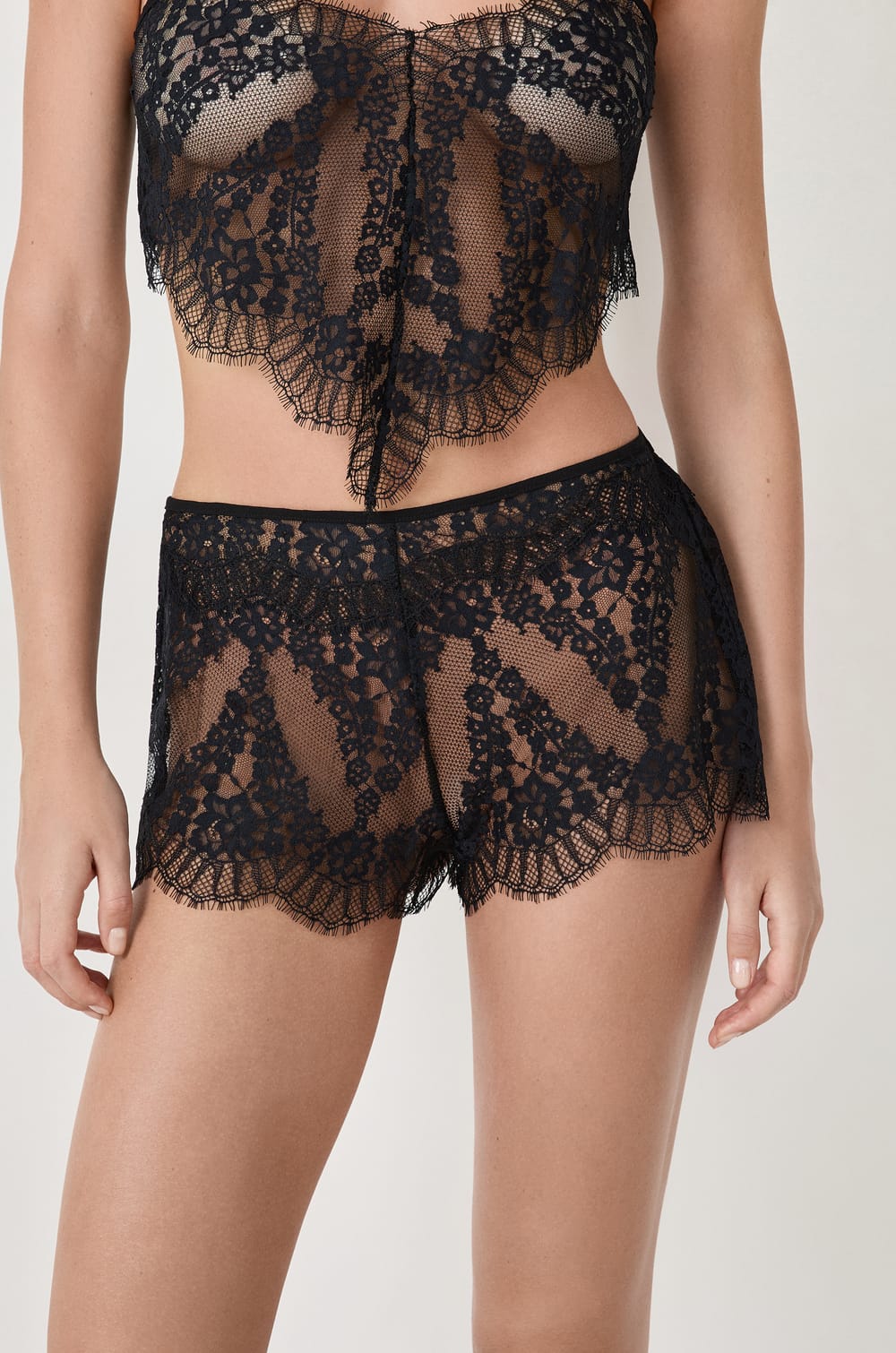 Short en dentelle;${refinementColor}