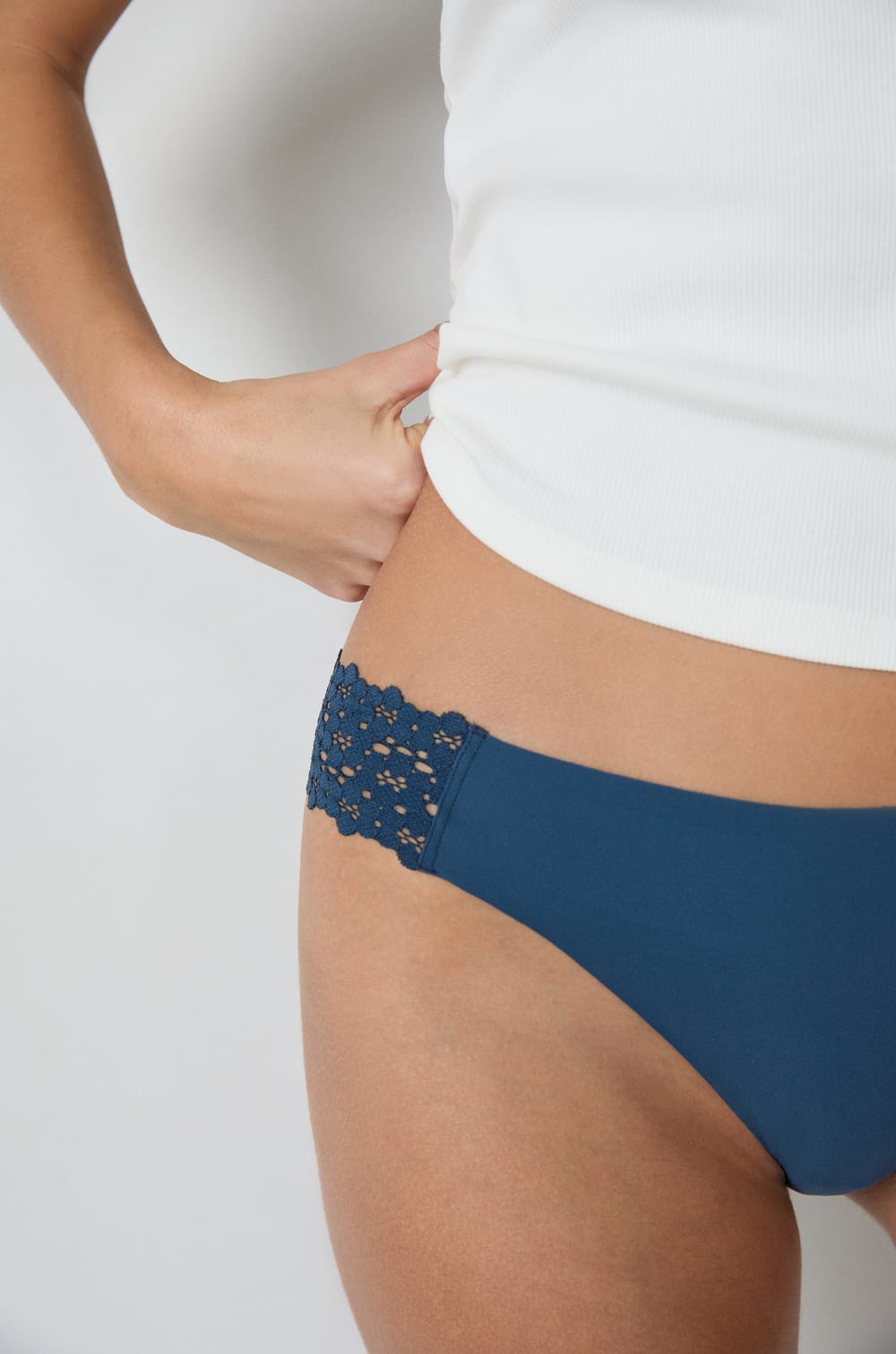 Kalhotky z mikrovlákna a krajky;${refinementColor}