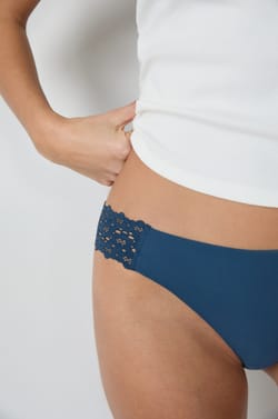 Kalhotky z mikrovlákna a krajky;${refinementColor}