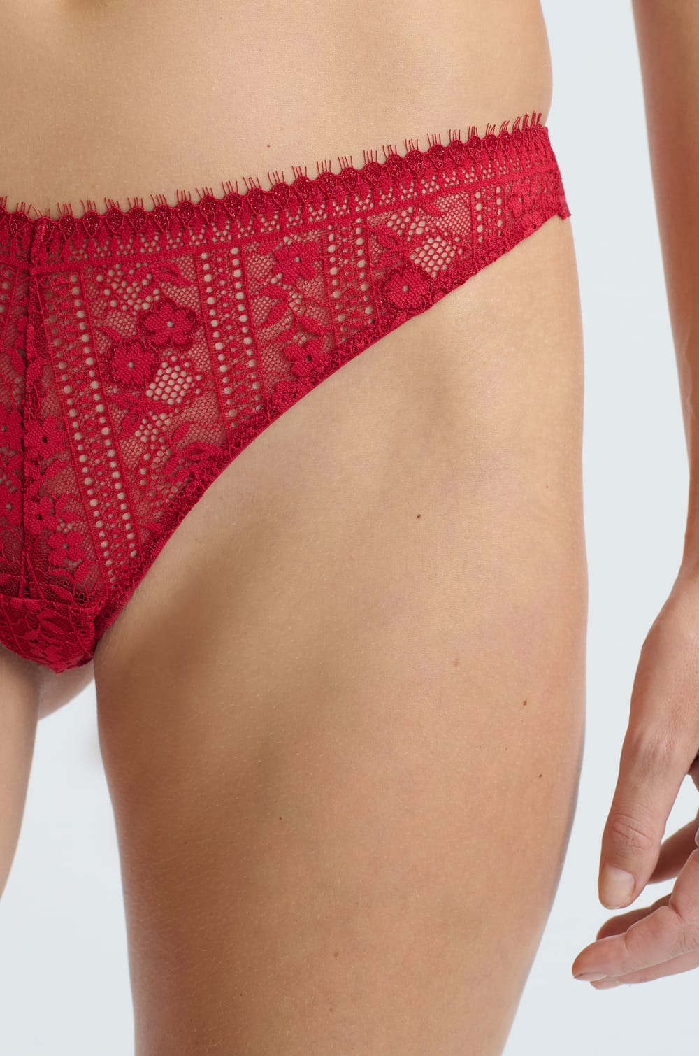 Tanga en dentelle;${refinementColor}