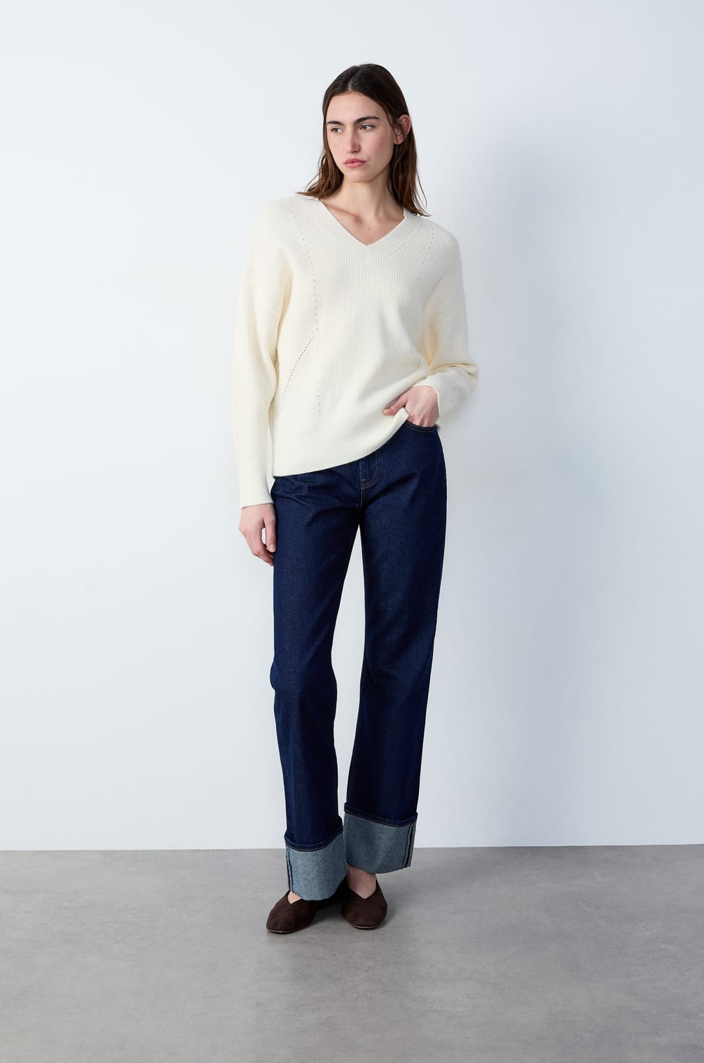 Long-sleeved V-neck sweater;${refinementColor}