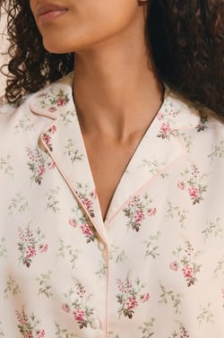 Chemise de pyjama satin&eacute;e fleurie;${refinementColor}