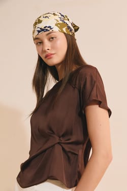 T-shirt drap&eacute; avec n&oelig;ud satin&eacute;;${refinementColor}