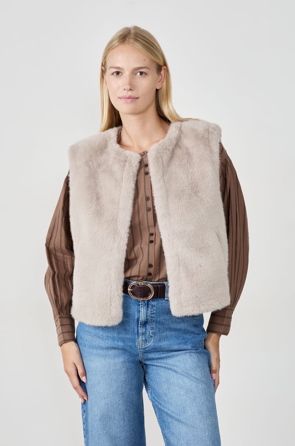 Veste sans manches en fausse fourrure;${refinementColor}