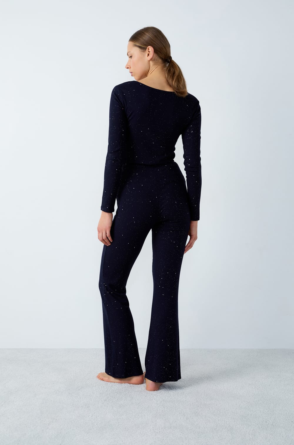 Ausgestellte Pyjama-Hose aus Rippstrick mit Pailletten;${refinementColor}