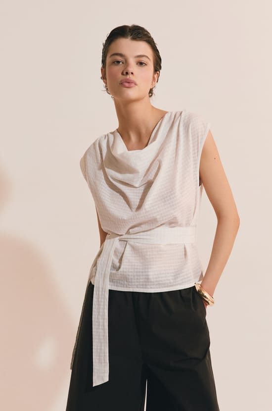 Top &agrave; col b&eacute;nitier cintr&eacute; &agrave; la taille;${refinementColor}