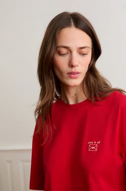 T-shirt met korte mouwen met opschrift "love is all" van katoen;${refinementColor}