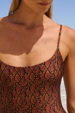 Ba&ntilde;ador de una pieza con efecto satinado y estampado;${refinementColor}