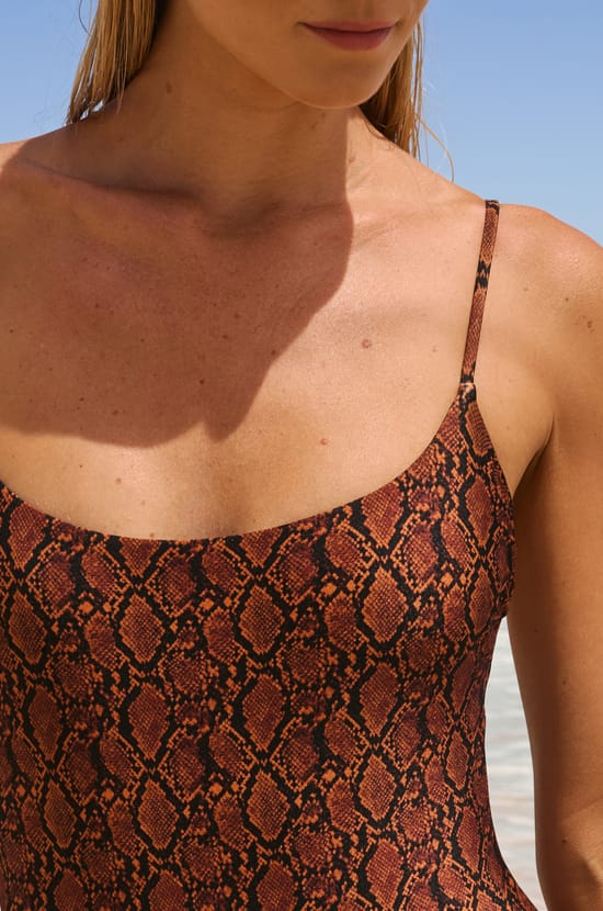 Einteiliger Badeanzug mit Satin-Effekt und Mustern;${refinementColor}