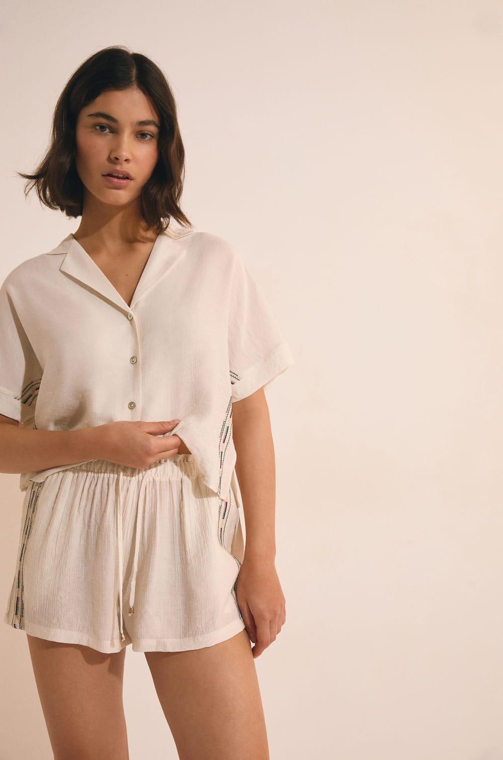 Pantal&oacute;n corto de pijama con cintura el&aacute;stica;${refinementColor}