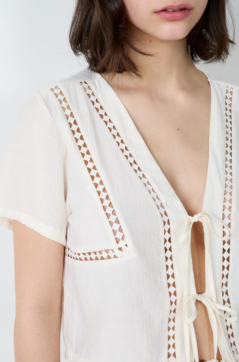 Chemise de pyjama manches courtes à motifs ajourés à nœuds;${refinementColor}