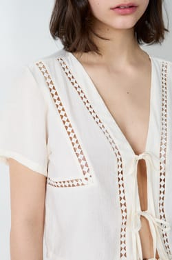 Chemise de pyjama manches courtes à motifs ajourés à nœuds;${refinementColor}