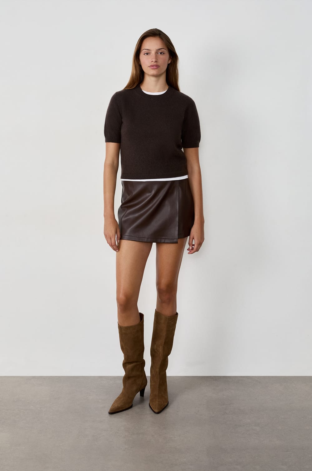 Jupe short courte en simili cuir;${refinementColor}