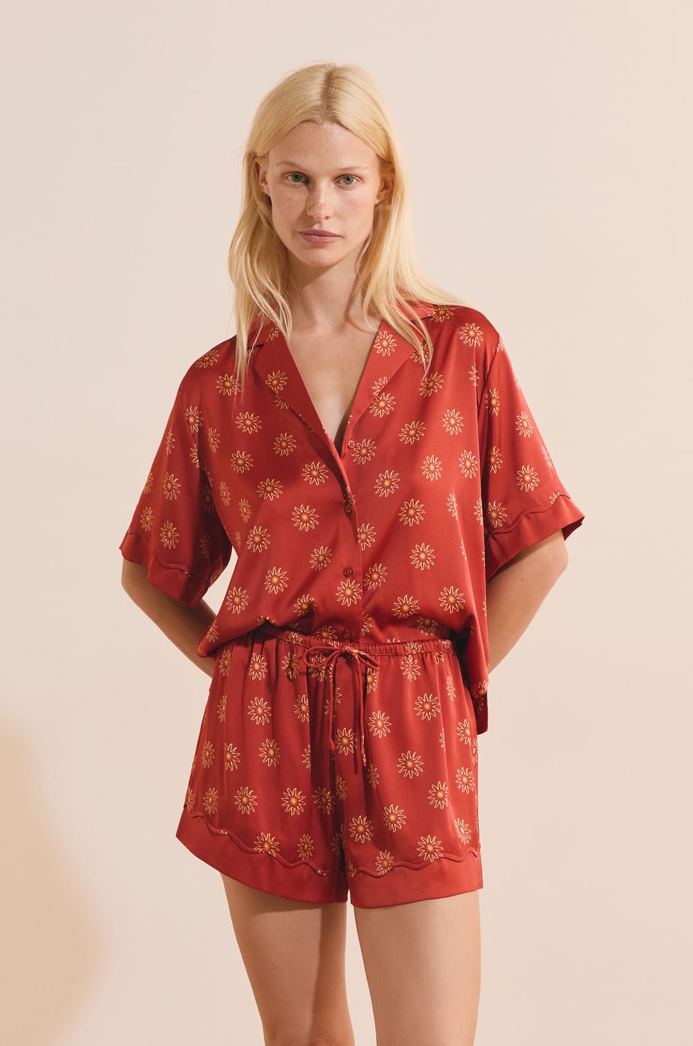 Short de pyjama &agrave; motifs fleurs satin&eacute;;${refinementColor}